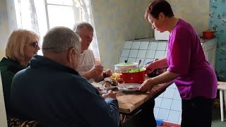 РОДИЧі В ГОСТЯХ, ЗБИРАЄМОСЯ НА ПРОВОДИ. БЛАКИТНИЙ ГіБіСКУС В ПОДАРУНОК.