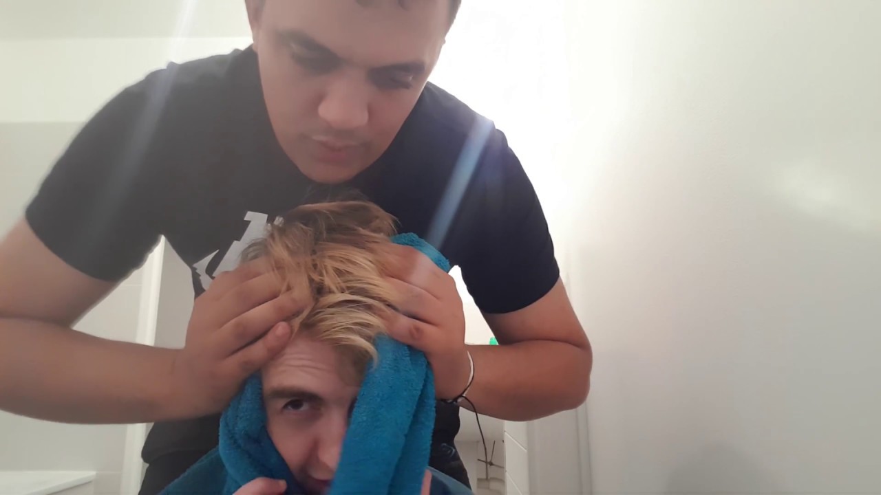 KENNY VOMIS PARTOUT AU TOILETTE