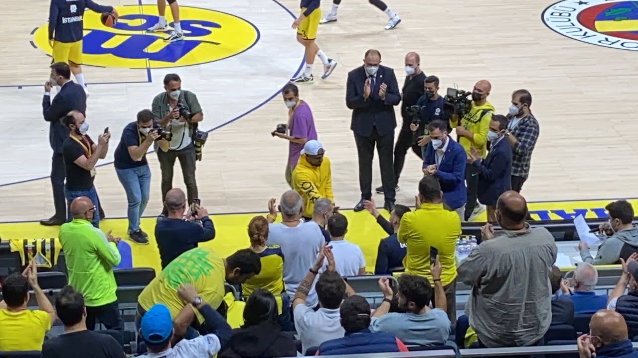 Bobby Dixon’ın yeni görevi öncesi onurlandırıldığı törenden görüntüler