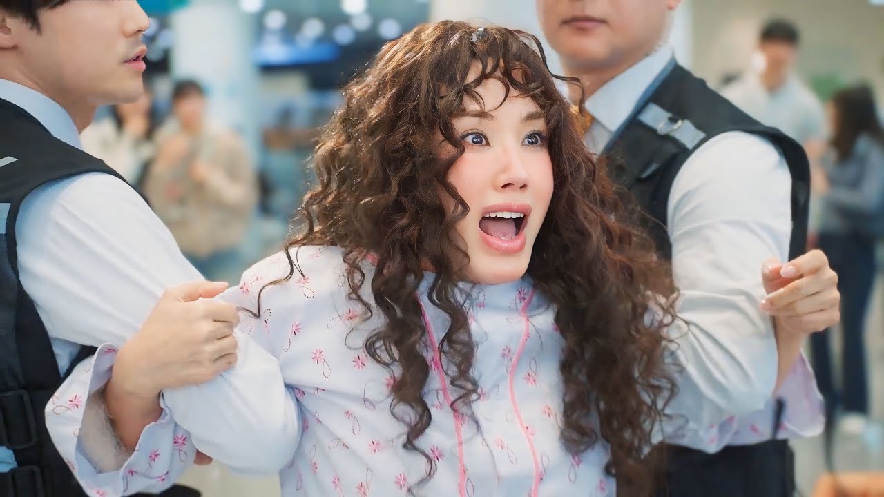 ممثله مشهوره بتعمل حادثه وبتدخل في غيبوبه لمده 25 سنه ولما بتصحي بتلاقي كل حاجه اتغيرت