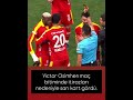 Victor Osimhen maç bitiminde itirazları nedeniyle sarı kart gördü.