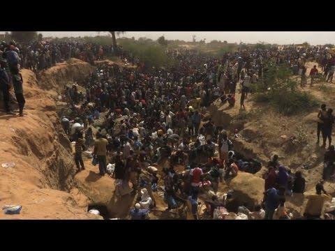 Au Niger rue vers lor prs de Niamey I AFP Reportage