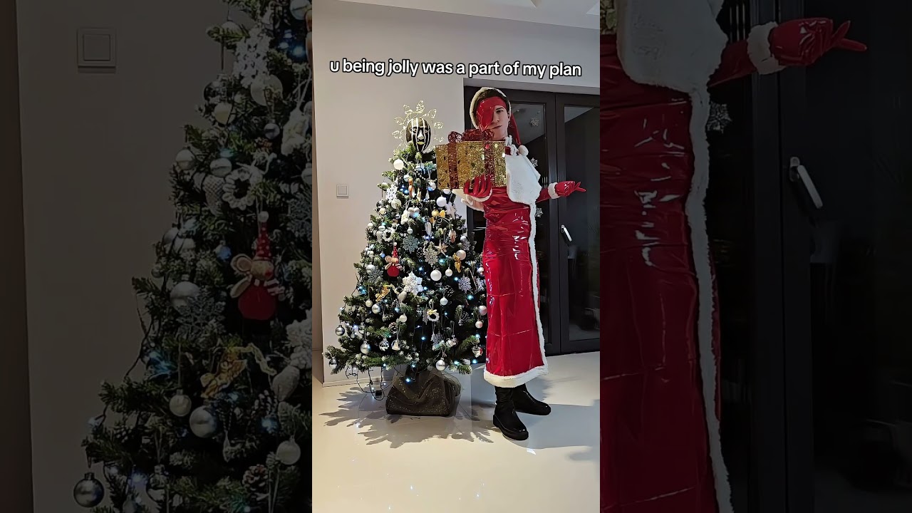 Aizen Sosuke puts Mayuri's Head on his Christmas Tree