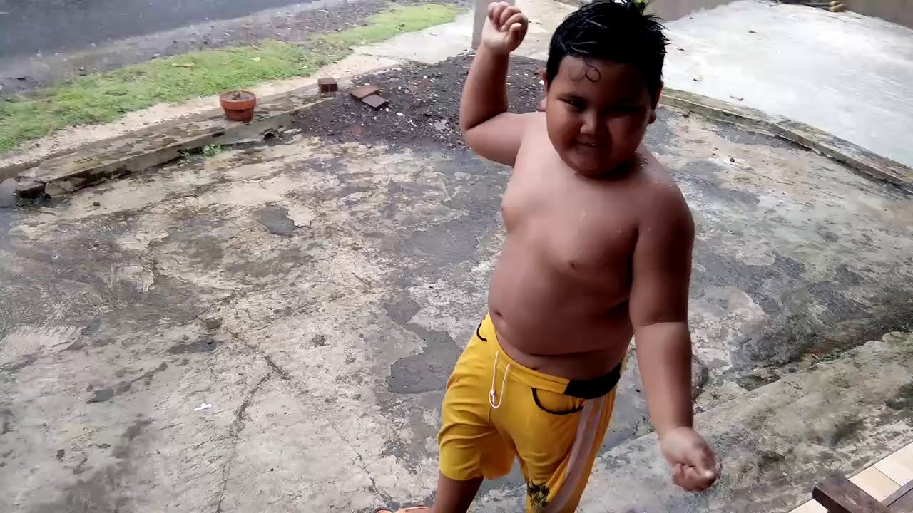Anak Gendut Lucu Mandi Air Hujan Youtube
