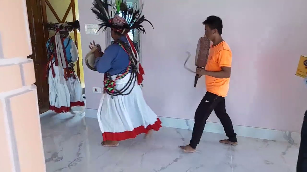 घर पैचोको अन्तीम येबा सम्बा ले घर पूजा सम्पूर्ण घर परिक्रम गरी छेक्थुन गर्दै ।