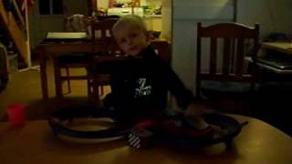 Tobias leger med Cars racerbanen