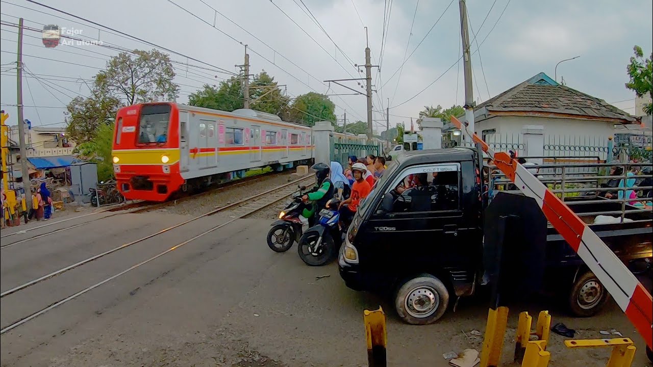 Gak ada sepinya stasiun pasar minggu perlintasan kereta api krl commuter line terbaru