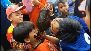 Download lagu Lomba Mencabut Uang Koin dari Pepaya Dengan Gigi Agustusan RW 13 Cibeber Cimahi Lomba Mencabut Uang Koin dari Pepaya Dengan Gigi Agustusan RW 13 Cibeber Cimahi