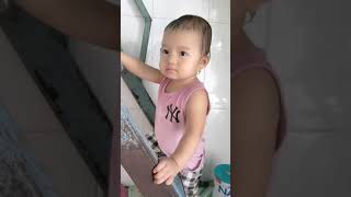 Gia Linh Khóc Đòi Leo Cầu Thang