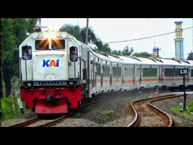 LOKO CC 201 TENAGA SUPER!! || NONTON KERETA API SORE DI BARAT STASIUN LAMONGAN class=