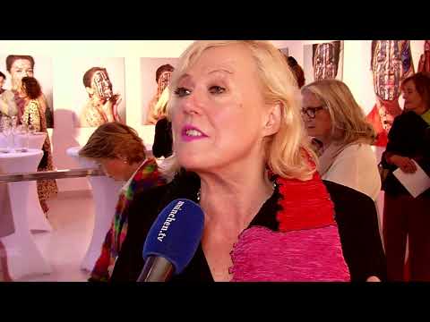Nymphomanin Taetowierte Kostuem Partnertausch