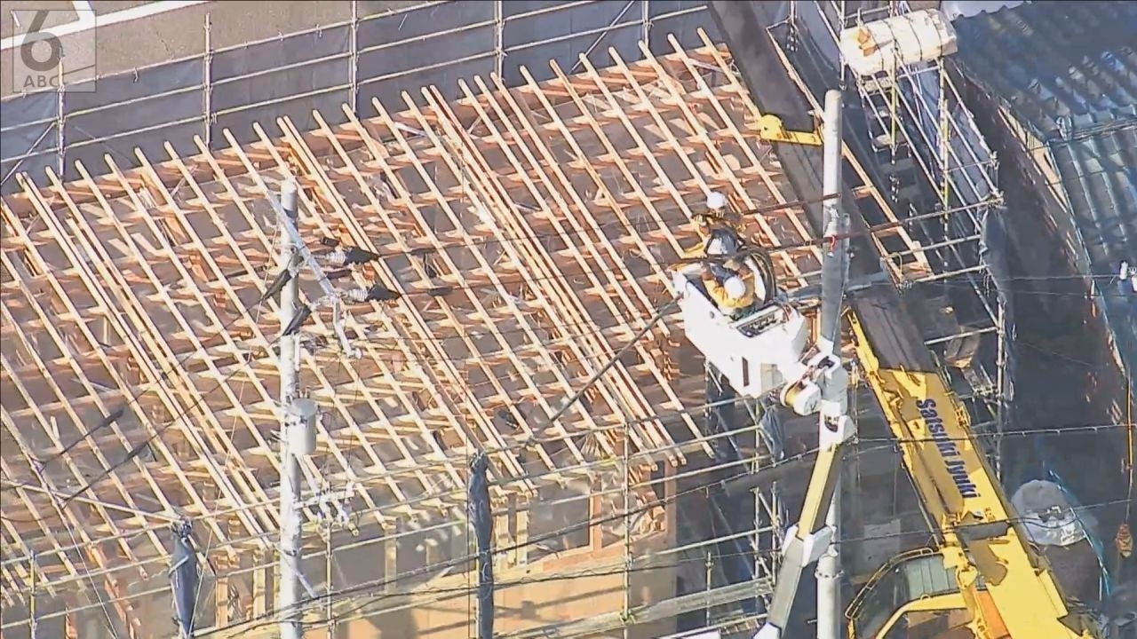 クレーンが電線に接触し感電か 住宅建築現場で男性作業員2人が死亡