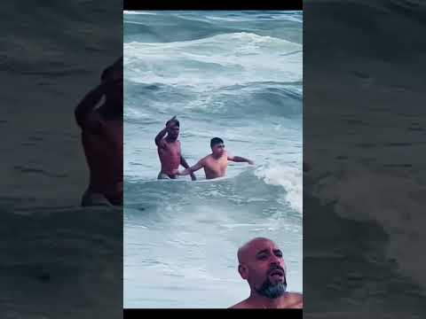 في أحد شواطئ اسكندرية المنقذين حاطين يافطة كبيرة ممنوع نزول البحر