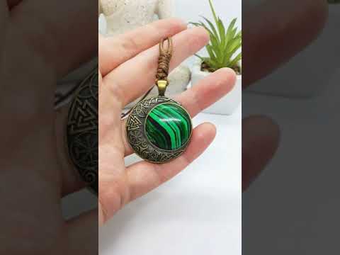 Кулон оберіг-амулет у скандинавському стилі місяць натуральний малахіт пресований, видео 1