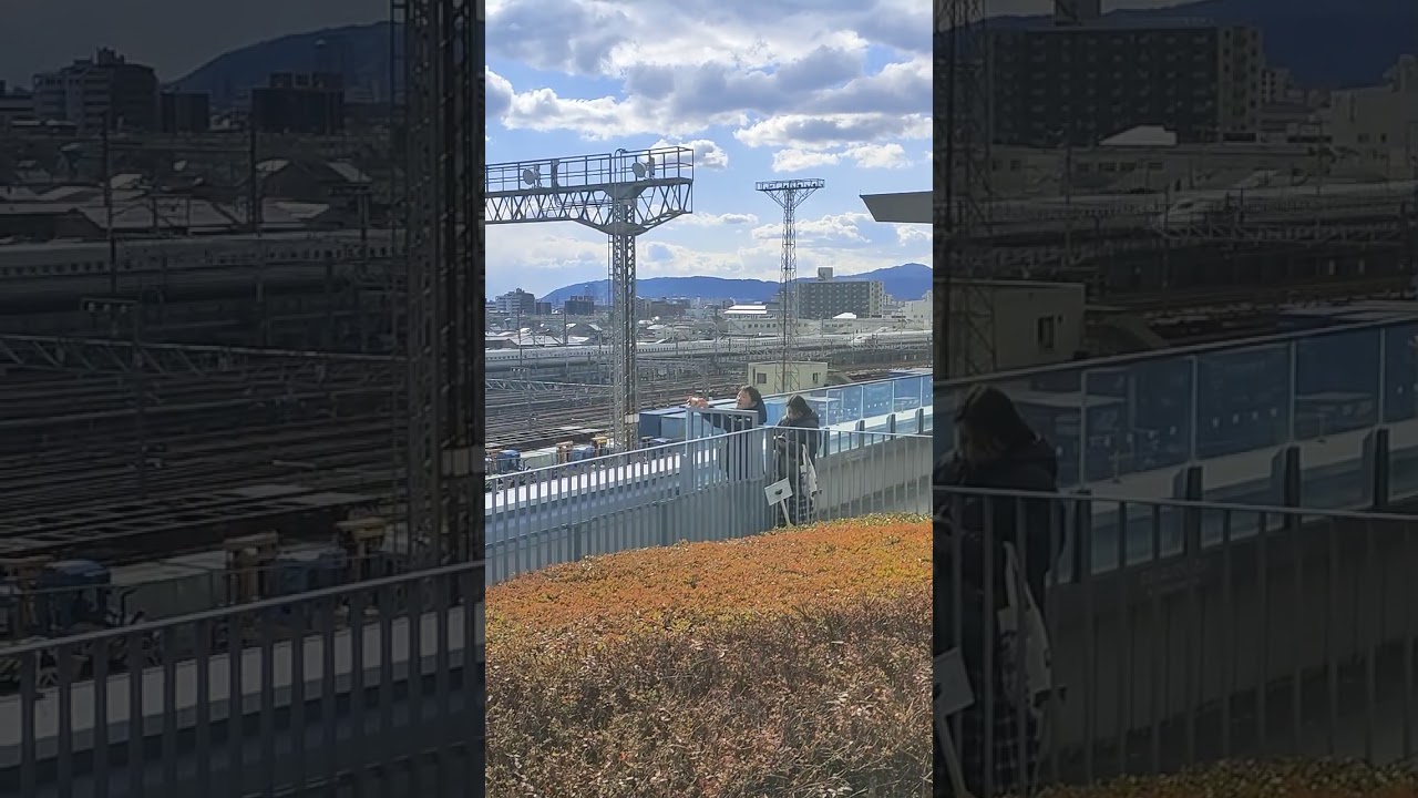 Скоростной поезд Нозоми Синкансэн, вид с крыши Киотского железнодорожного музея.