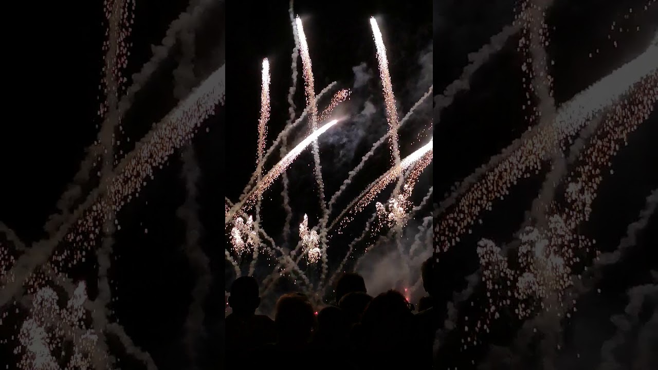 Feux D Artifice Du 15 Aout Aux Chateau De Vayres En Gironde Youtube