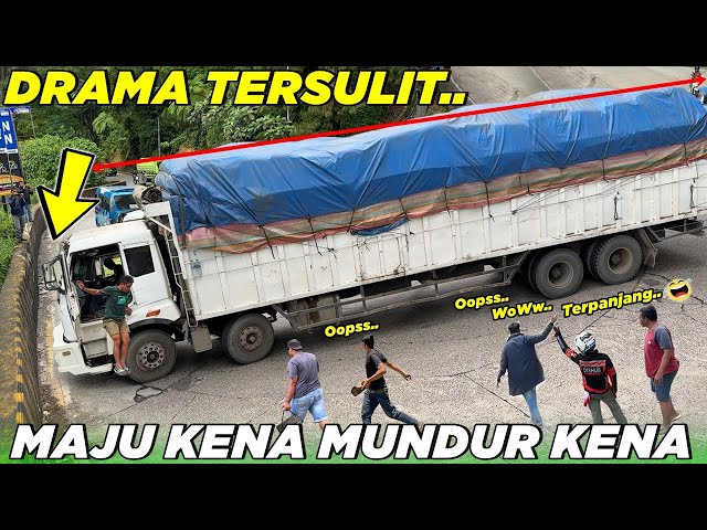 DRAMA TERSULIT !!! Kernet Langsung Lompat, Menit Menit Truk Panjang Tak Bisa Belok di Sitinjau Lauik class=