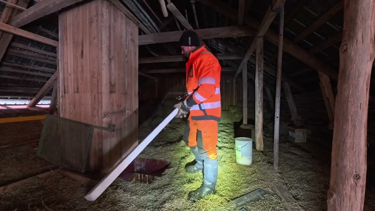 Valmistaudutaan kalaretkeen pikkupojan kanssa, saadaankohan sitten se menetetty pilkki pelastettua?