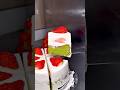 西尾抹茶を使用したバスクチーズケーキに、苺と生クリームをたっぷりのせたチーズケーキ。生クリームは甘さ控えめ、抹茶の旨みが苺の甘酸っぱさがより一層引き立てます!
