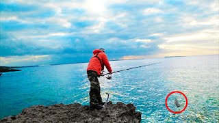 【悲報】プリウスに傷…獣道抜けの釣り場でヤバいの釣れた…【穴場】