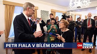 Fiala v USA mluvil s dcerou Milady Horákové, stihl i prohru Bostonu v NHL. Biden četl z taháků