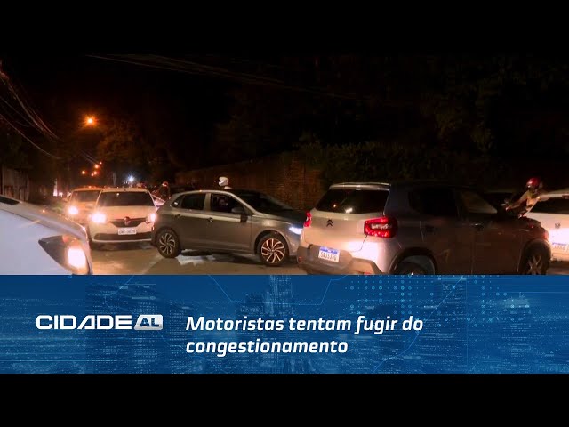 Motoristas tentam fugir do congestionamento na Fernandes Lima, mas acabam parados no Pinheiro