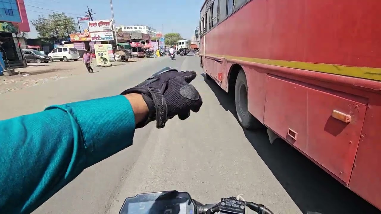 मराठी❤️🏍️🏍️ ब्लॉगर   बस वाल्याचा पत्रा बघा मोठ्या गाड्यांपाशी चालताना काळजी घेत चला 