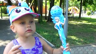 Алиса гуляет в Парке Холодное Сердце Эльза кукла Alice walks in the Park Frozen Elsa doll