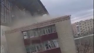 Ураган в Казахстане сносит крыши домов