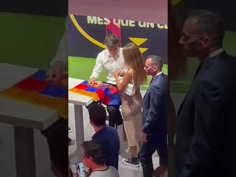 🔥 Así liga GAVI con una CHICA mientras le firma un autógrafo