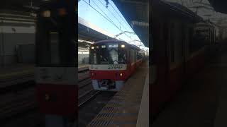 京急本線（京浜急行電鉄新2100形電車1次車2109F）泉岳寺駅行、新馬場駅を高速で通過（東京都品川区）KEIKYU Shimbamba Station Tokyo JAPAN TRAIN