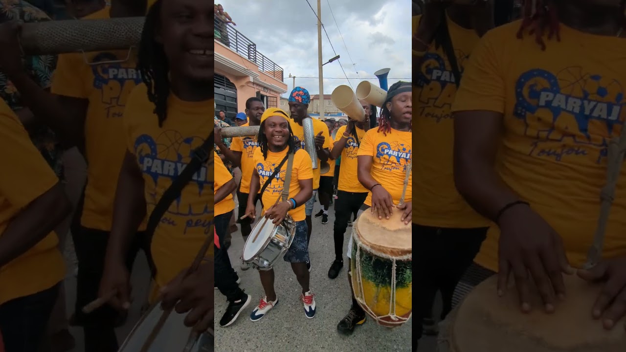 Bann Apye kap defile nan Kanaval Vil Okay 