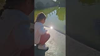 Küçük Kız Kaplumbağaları Besliyor 🐢🍉 | Feeding Turtles with Fruits #cute cutebaby  #zoo  #funny