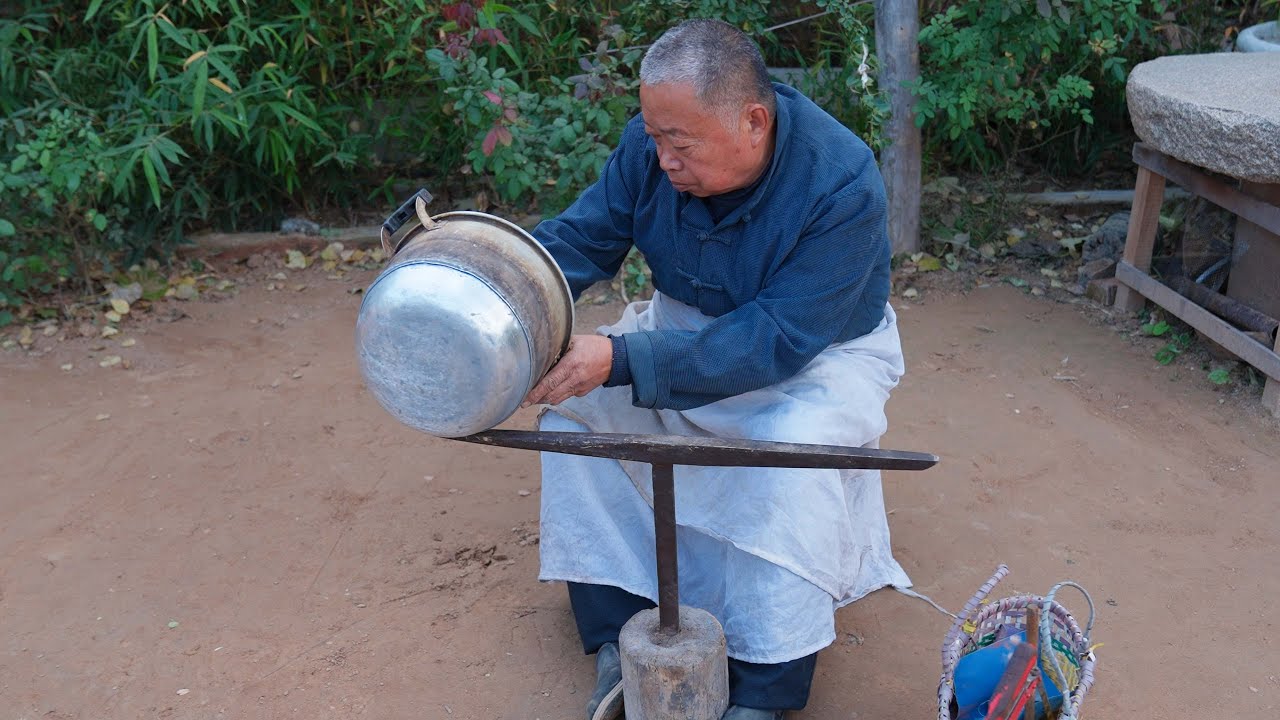 Дома есть дыра в кастрюле, вытащите старые инструменты, чтобы починить старую кастрюлю.