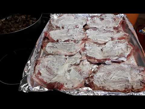 Вкусное мясо с грибами в духовке