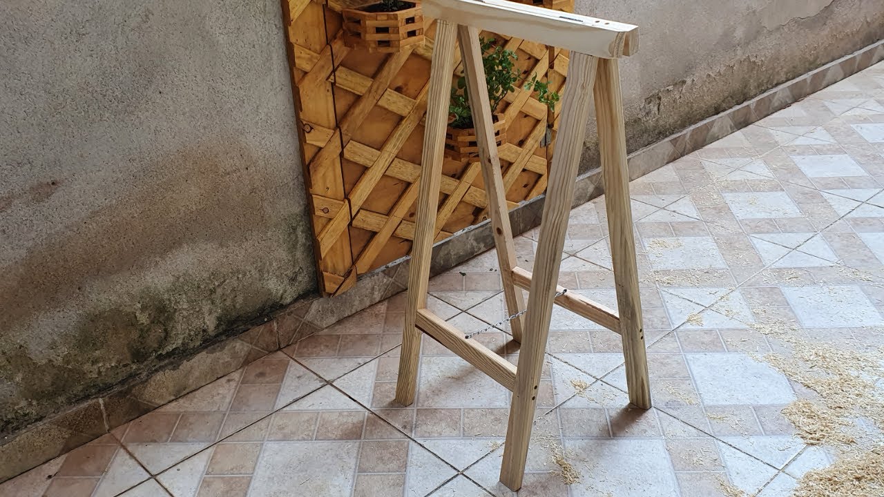 CAVALETE DE MADEIRA BEM SIMPLES
