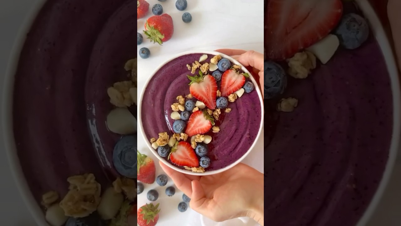 Mixed berry smoothie bowl vey healthy 