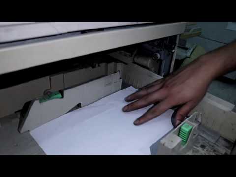شوف ازاي الورقة بتترفع في درج الورق في ماكينة تصوير المستندات