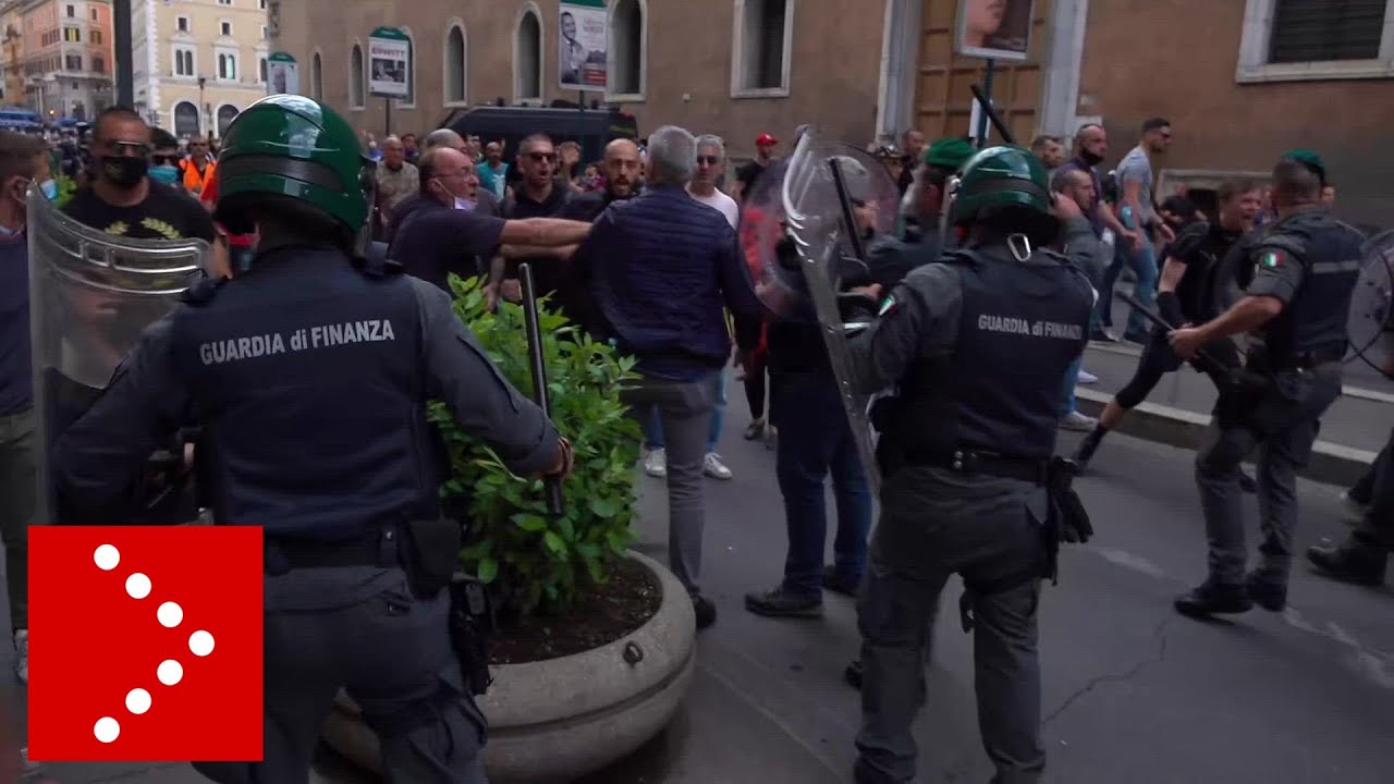 Manifestanti sfondano cordone: tensione crescente a Roma