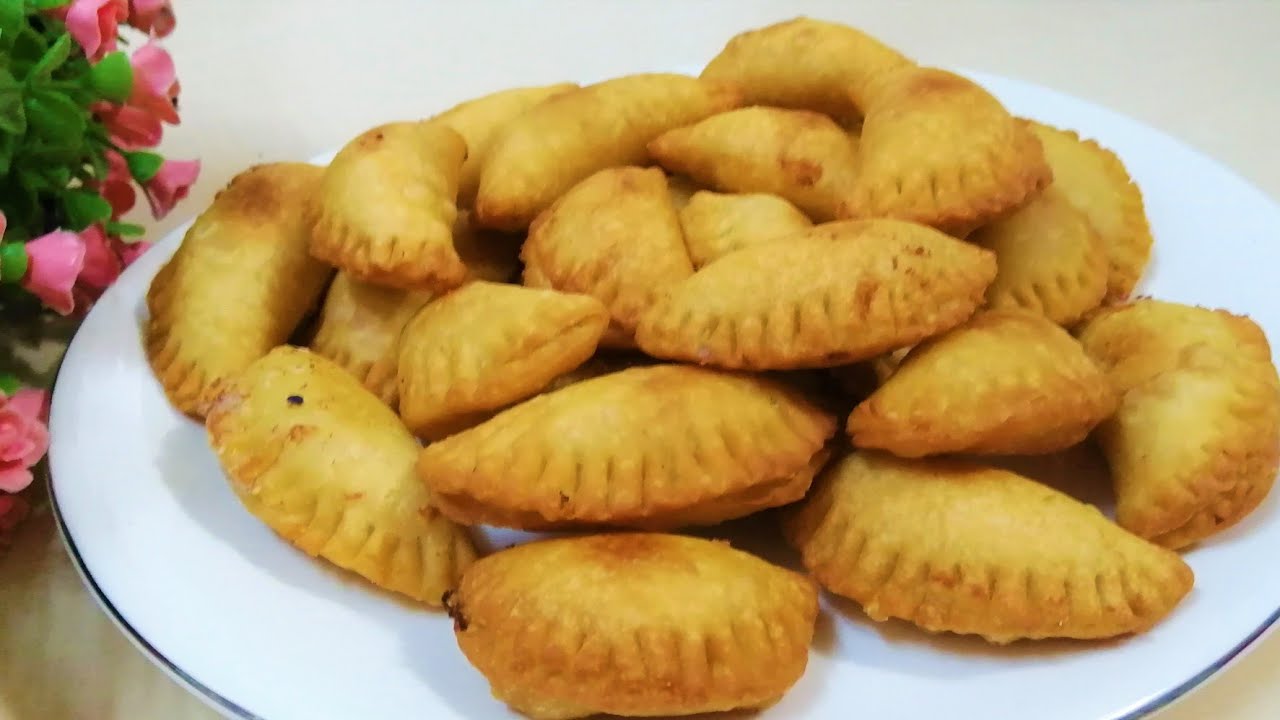 Сырные самбусаки из теста, приготовленного из кипящей воды, идеально подходят для трапезы в Рамадан.