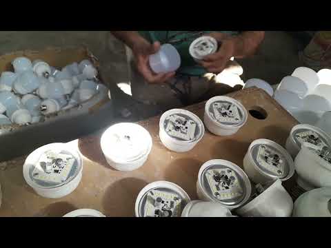 در حال چسب زدن حباب لامپ حبابی