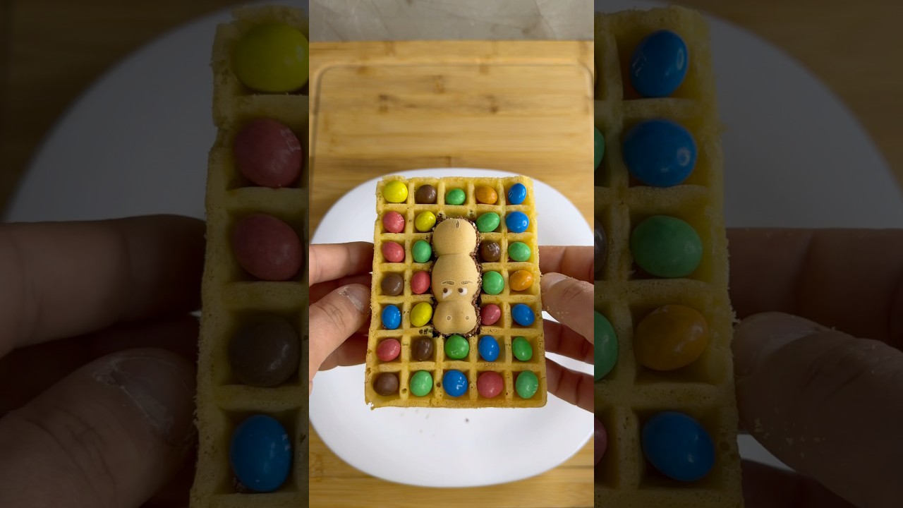 M&M’s and Kinder Happy Hippo in the waffle ! 🤤 