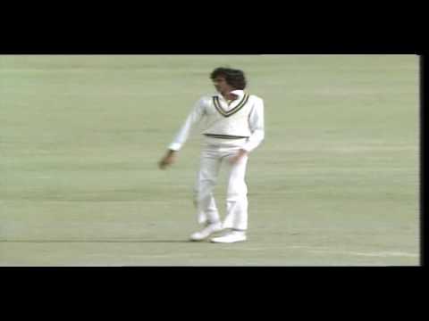 Andrew Hilditch out Handled the Ball, Perth 1979