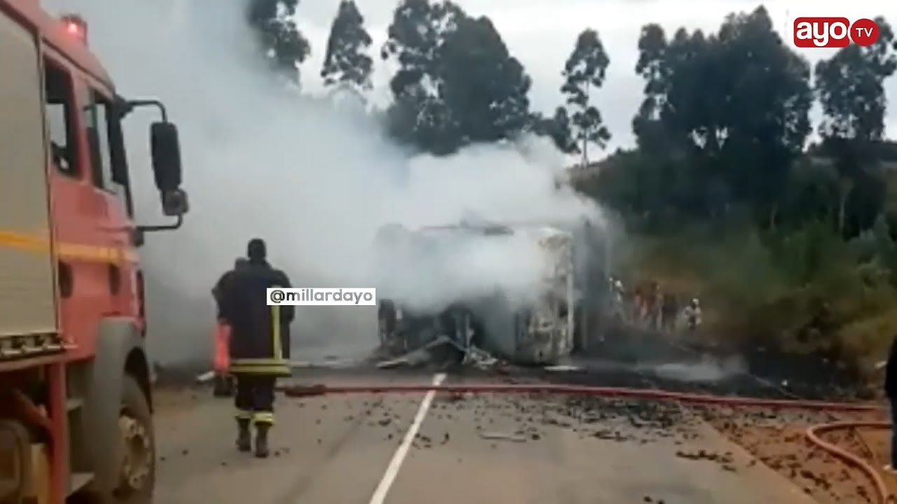 GARI LA MIZIGO LATEKETEA KWA MOTO MKOANI NJOMBE, DEREVA AOKOLEWA