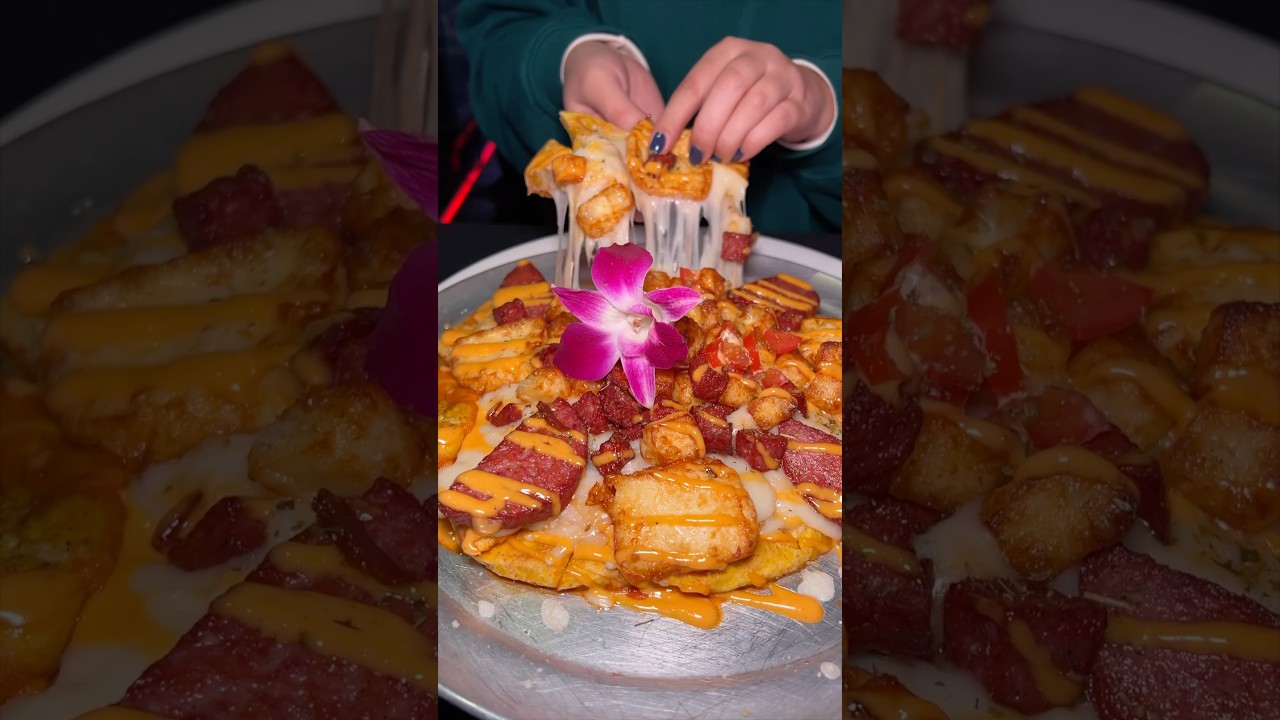The PLATANO POWER PIZZA from Boca in NYC’s Bronx! 🇩🇴🍌🍕🤤 Yes, please! Who’s hungry? #DEVOURPOWER