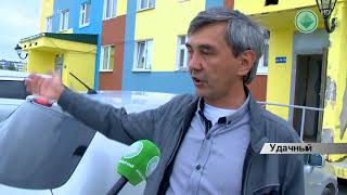 Житель Удачного соорудил возле своего дома незаконное строение Житель Удачного соорудил возле своего дома незаконное строение