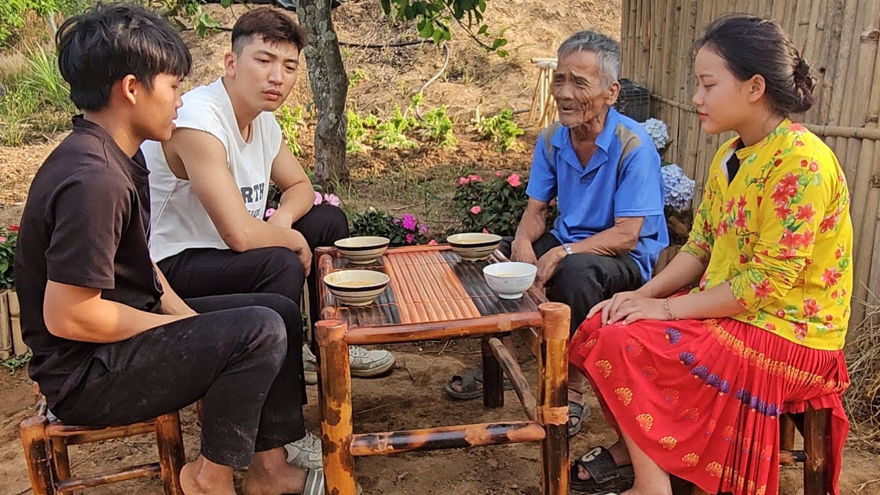 Sua et Pao ont remerci le vieil homme  Finir les armoires de cuisine avec du bambou