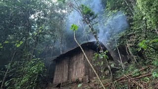 It rained heavily in the morning, bushcraft shelter building, preppers, Mah survival