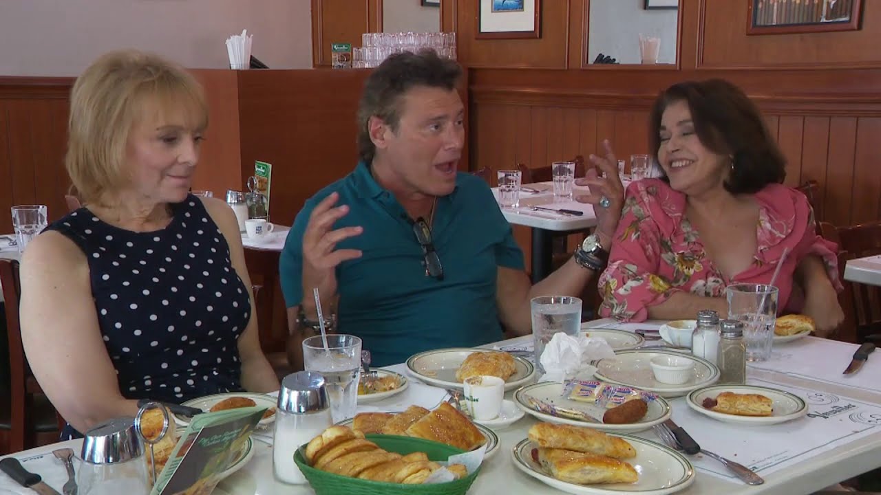 Актеры возвращаются для возобновления спектакля «Que Pasa USA?»