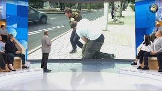 На военкора напали в Донецке во время прямого эфира На военкора напали в Донецке во время прямого эфира